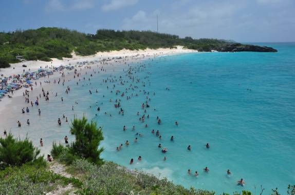 Em dia de cruzeiros na ilha, a praia de Horseshoe Bay fica lotada, na costa sul de Bermuda